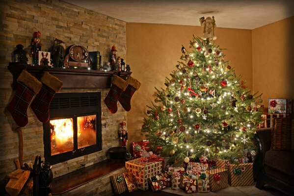 Fête de Noël avec des cadeaux près de la cheminée