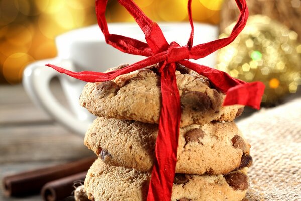 Tres galletas envueltas en cinta roja