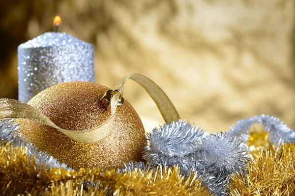 Weißer und Goldschmuck für den Weihnachtsbaum