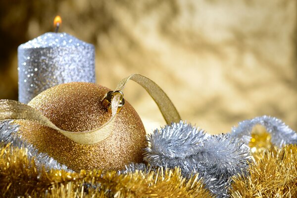 Adornos blancos y dorados para el árbol de Navidad