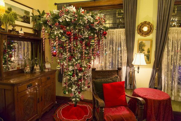 Im Raum steht ein Weihnachtsbaum, der von oben umgedreht wird