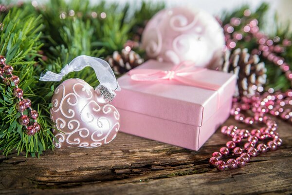 Rama de abeto con cuentas Rosadas, regalo y bolas de año nuevo