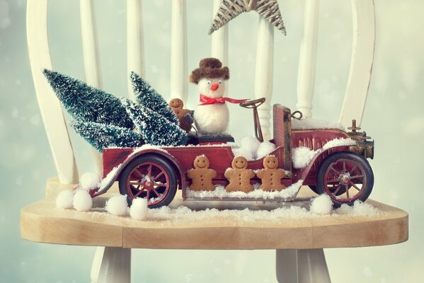 Pan de jengibre decorado con muñecos de nieve que viaja en coche