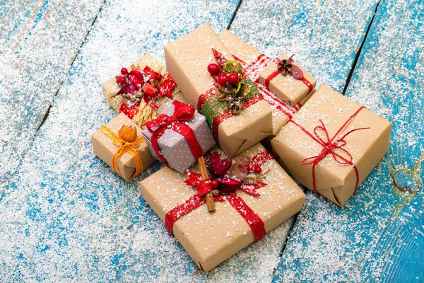 Weihnachtsgeschenke im Schnee