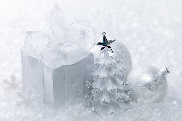 Décorations de Noël blanches comme neige, arbre de Noël, boules, boîte-cadeau