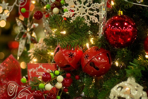 Decoración del árbol de Navidad en rojo