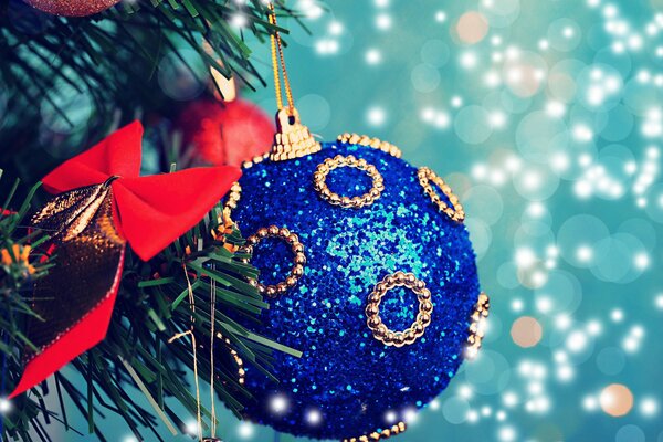 Bögen, blaue Kugeln schmückten den Weihnachtsbaum für das neue Jahr