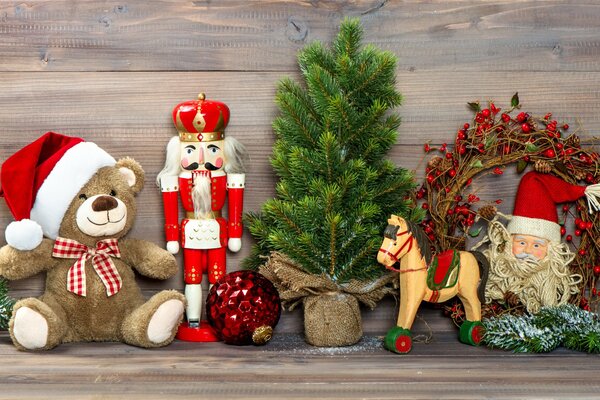 Juguetes, un pequeño árbol de Navidad y una corona para decorar para el año Nuevo