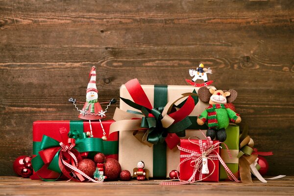 Jasne prezenty i dekoracje na Nowy Rok i Boże Narodzenie