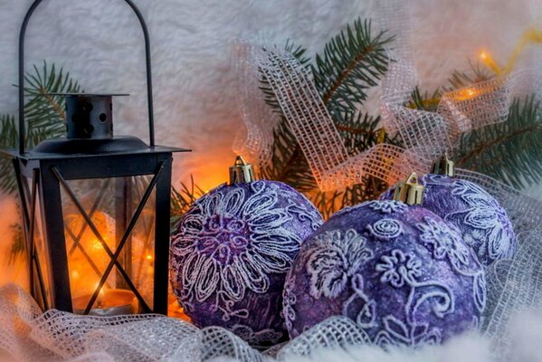 Ambiance de Noël. Jouets de Noël, cônes, neige et brindilles de sapin de Noël