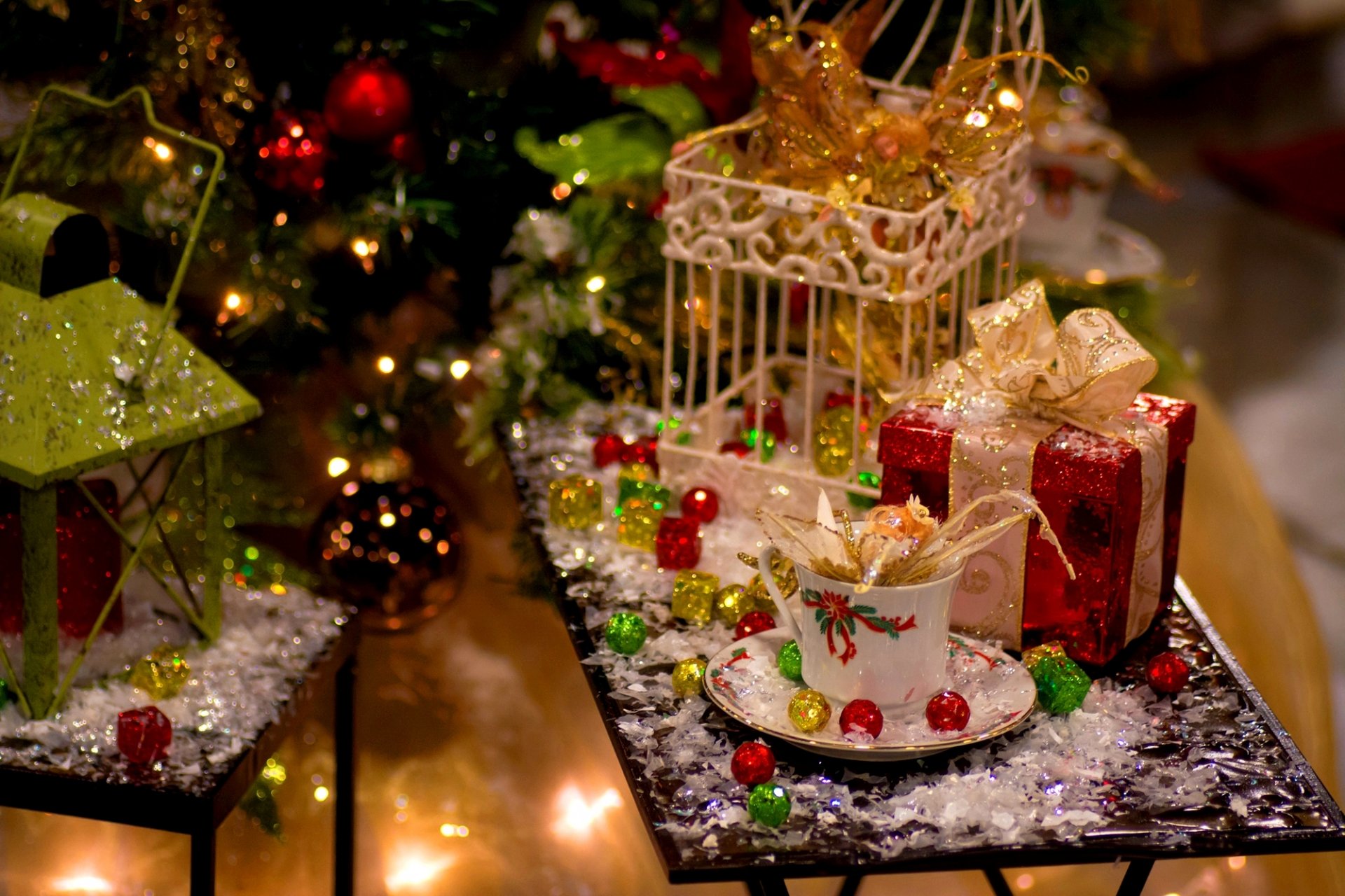 geschenke boxen taschenlampen weihnachtsbaum spielzeug weihnachtsbaum tasse untertasse tisch dekorationen feiertage winter weihnachten neujahr