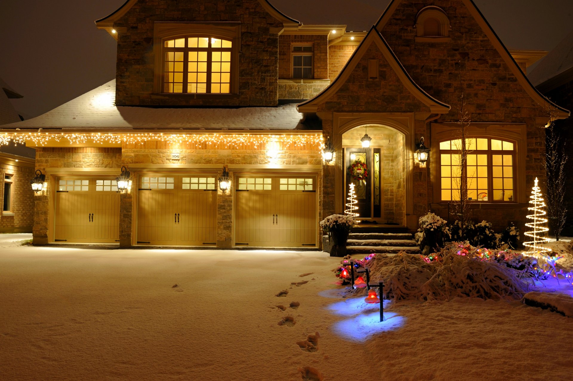 feliz año nuevo vacaciones feliz navidad naturaleza corona de navidad ventanas decoración invierno nieve arquitectura casa luces noche invierno linternas decoración feliz navidad vacaciones