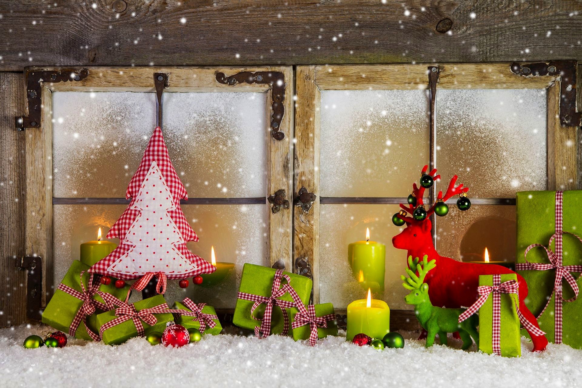 vacanze finestra felice anno nuovo buon natale decorazione di natale palle regalo scatola candele albero di natale neve inverno vacanza nuovo anno decorazione palle regalo albero di natale inverno