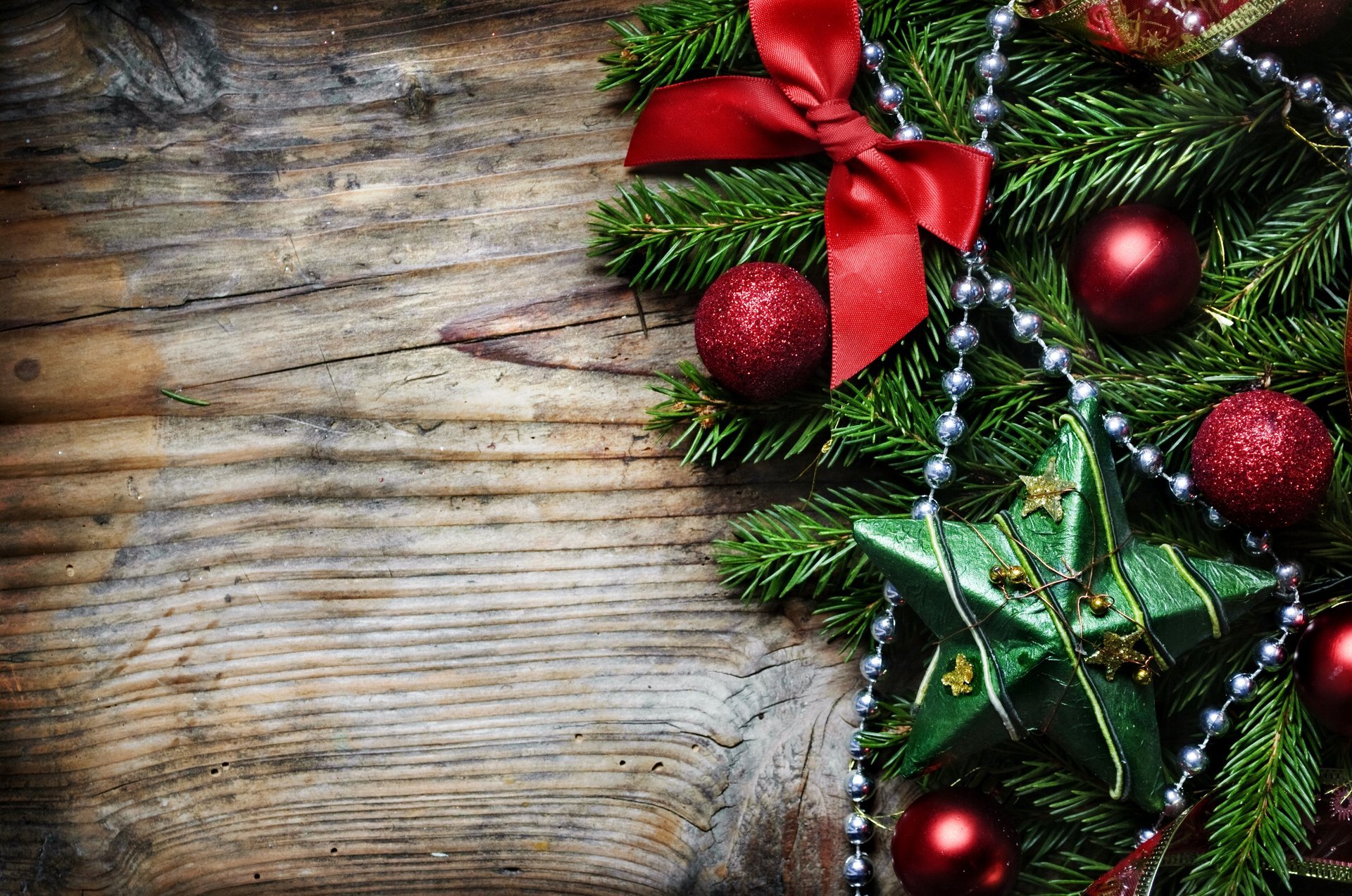 ramas árbol de navidad abeto arco juguetes árbol de navidad bolas rojo estrella verde vacaciones año nuevo navidad