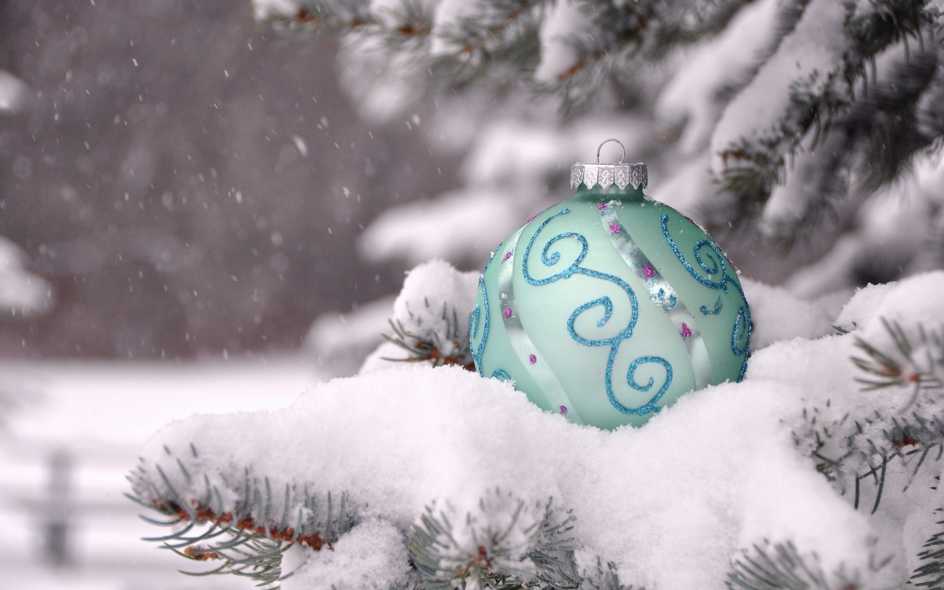 ball toys snow winter branche