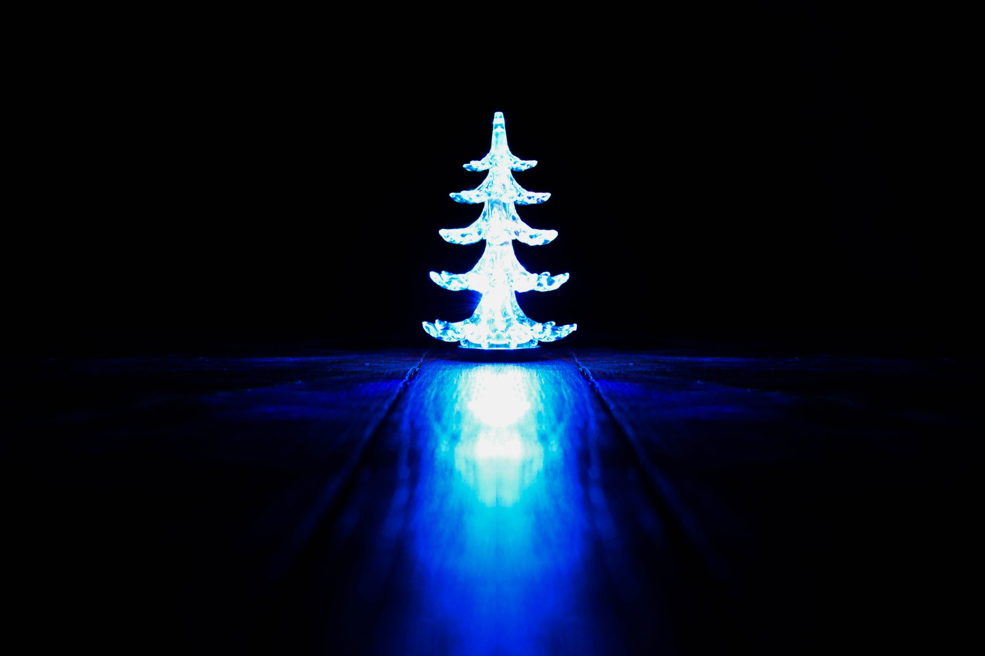 christmas tree new year light black background blue light wooden floor usb-tree 2015