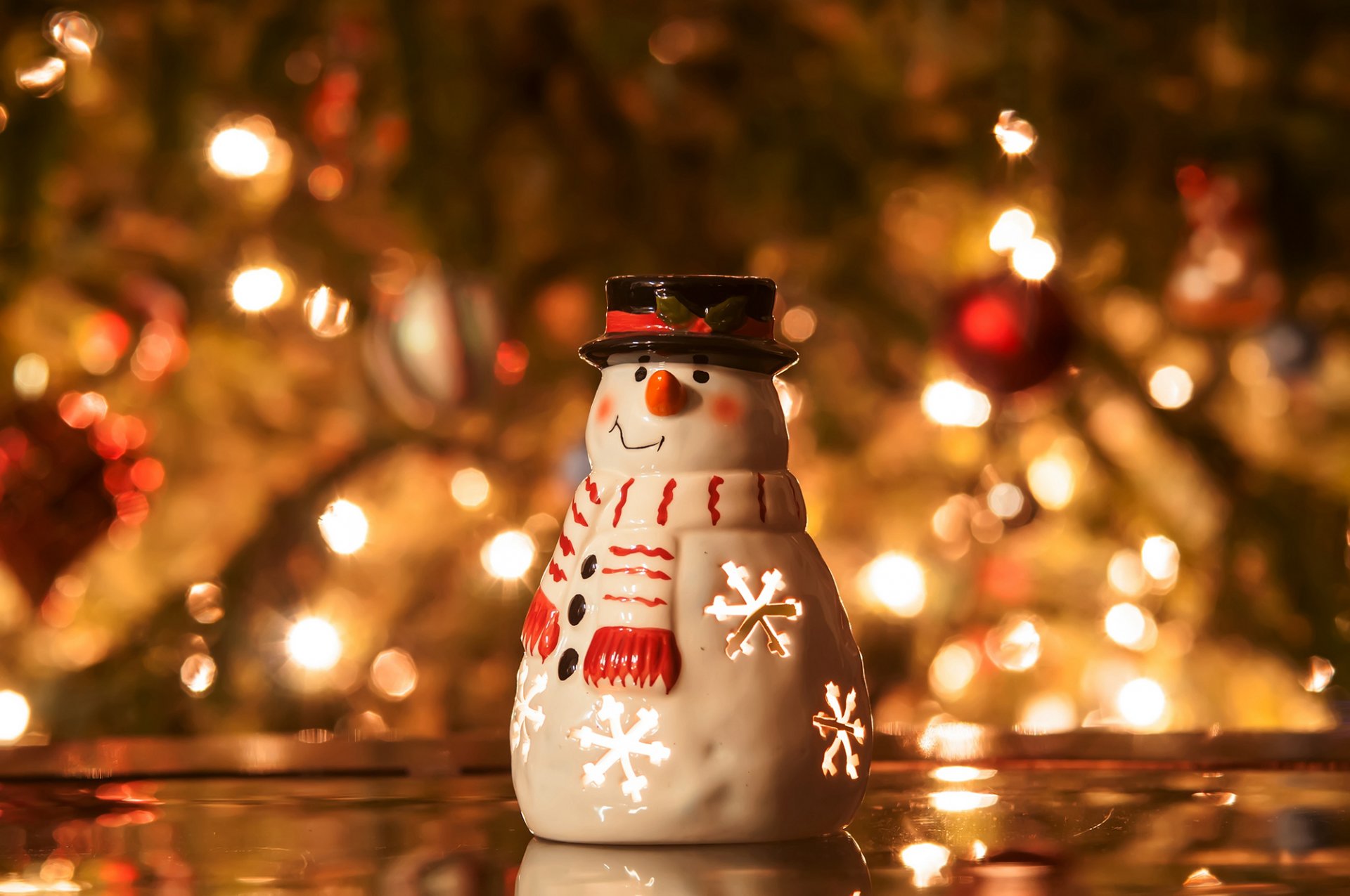 muñeco de nieve vela candelabro árbol de navidad abeto bokeh luces guirnalda vacaciones invierno año nuevo navidad