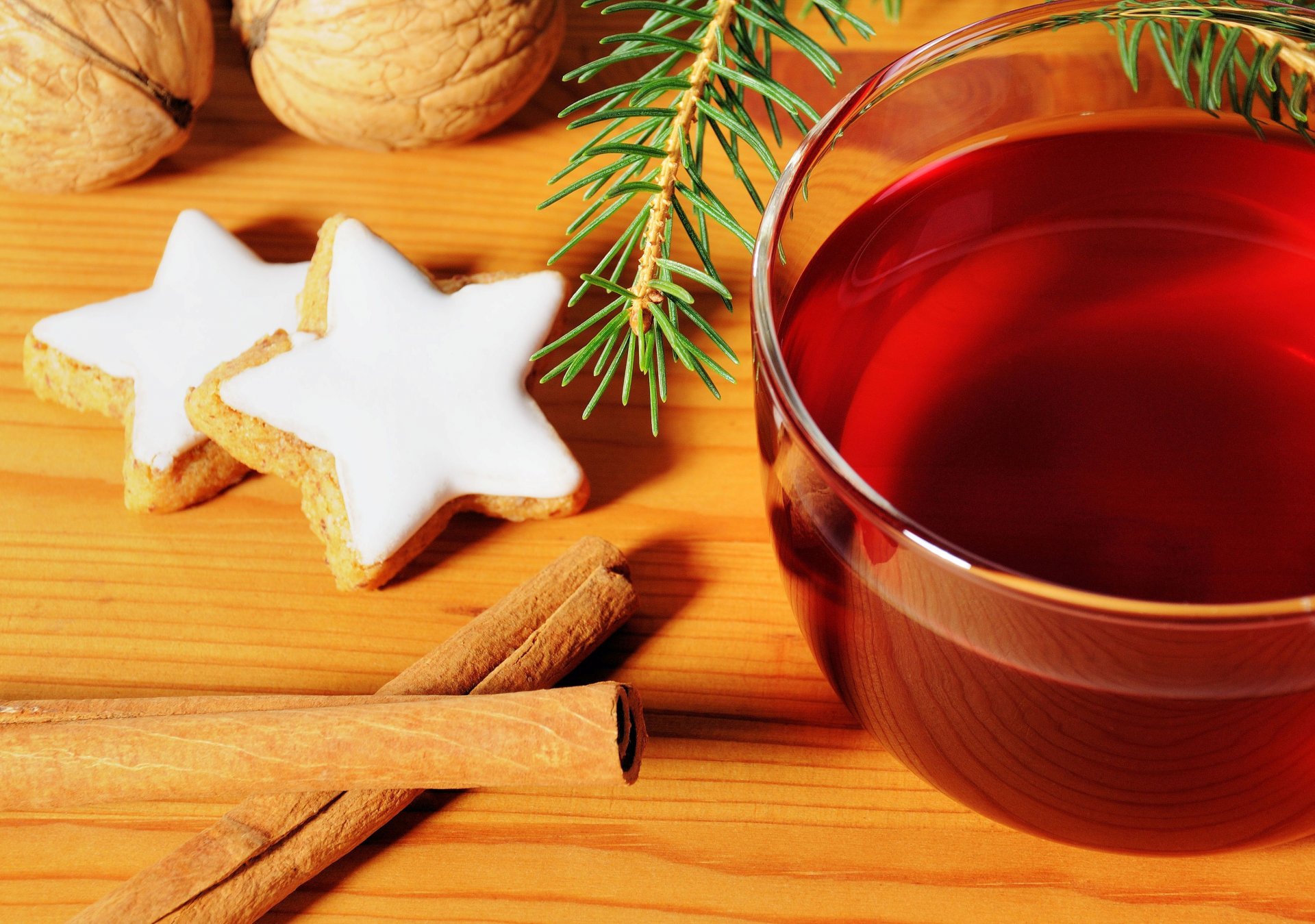 nouvel an vacances tasse tasse thé cannelle biscuits arbre de noël fond d écran widescreen plein écran widescreen