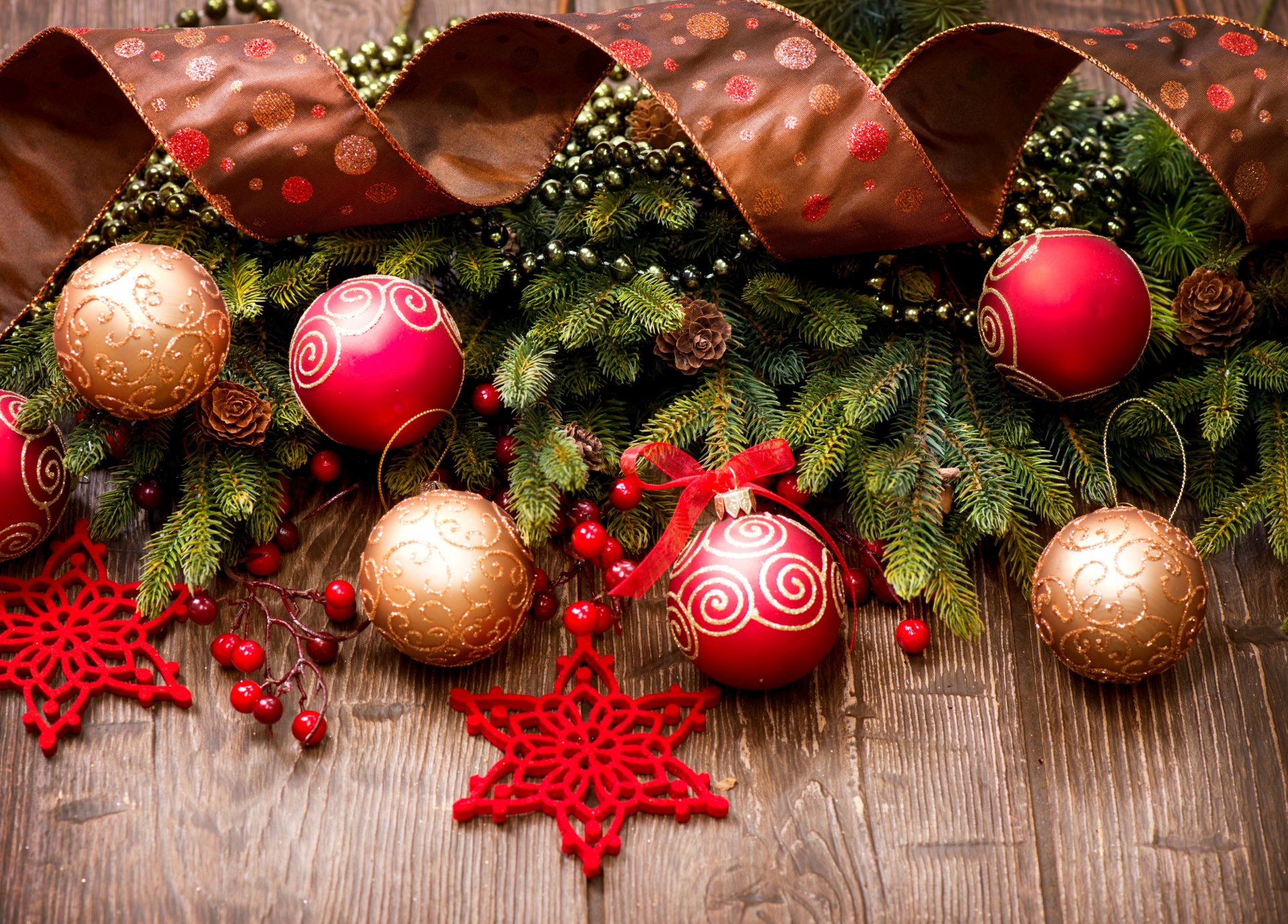 año nuevo navidad ramas ramitas árbol de navidad abeto conos bolas rojo dorado decoraciones juguetes árbol de navidad cinta marrón invierno vacaciones