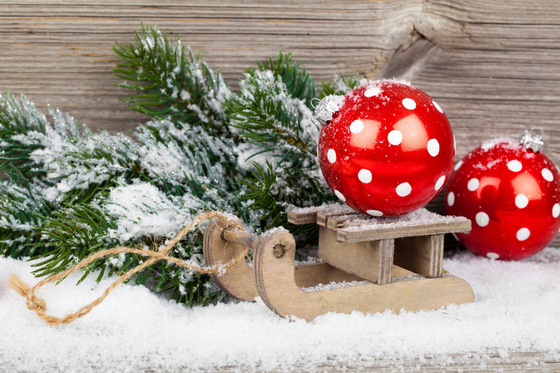 giocattoli natale palle rosso slitta neve abete albero di natale rami vacanze inverno capodanno natale