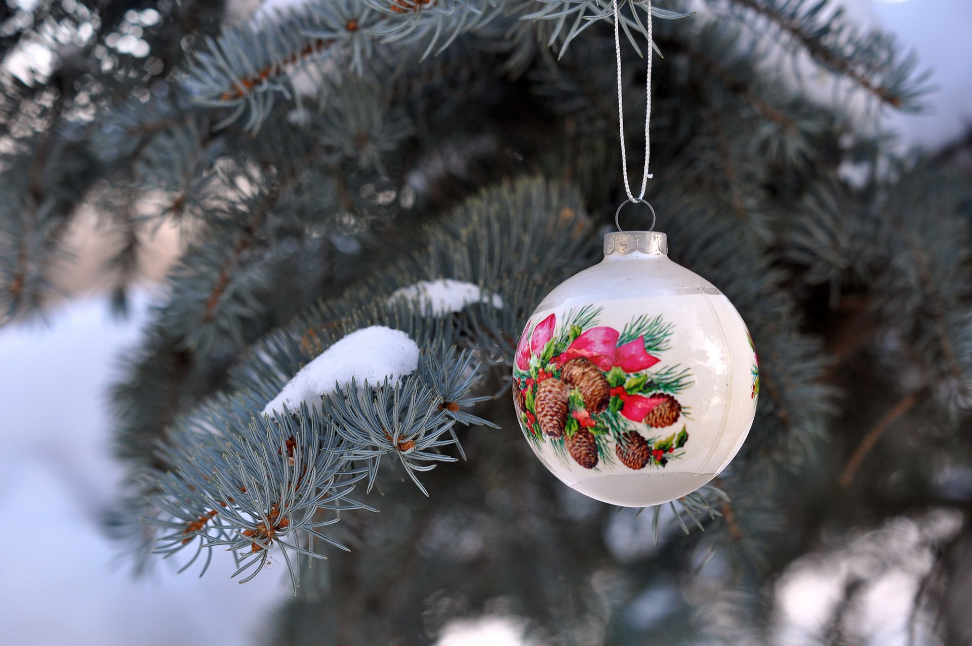 palla bianco figura giocattolo albero di natale rami abete aghi neve inverno nuovo anno natale vacanze