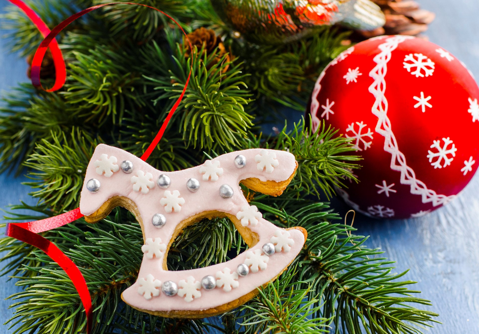 galletas glaseado comida muffin pasteles dulces año nuevo bola rojo juguete árbol de navidad rama abeto invierno vacaciones año nuevo navidad