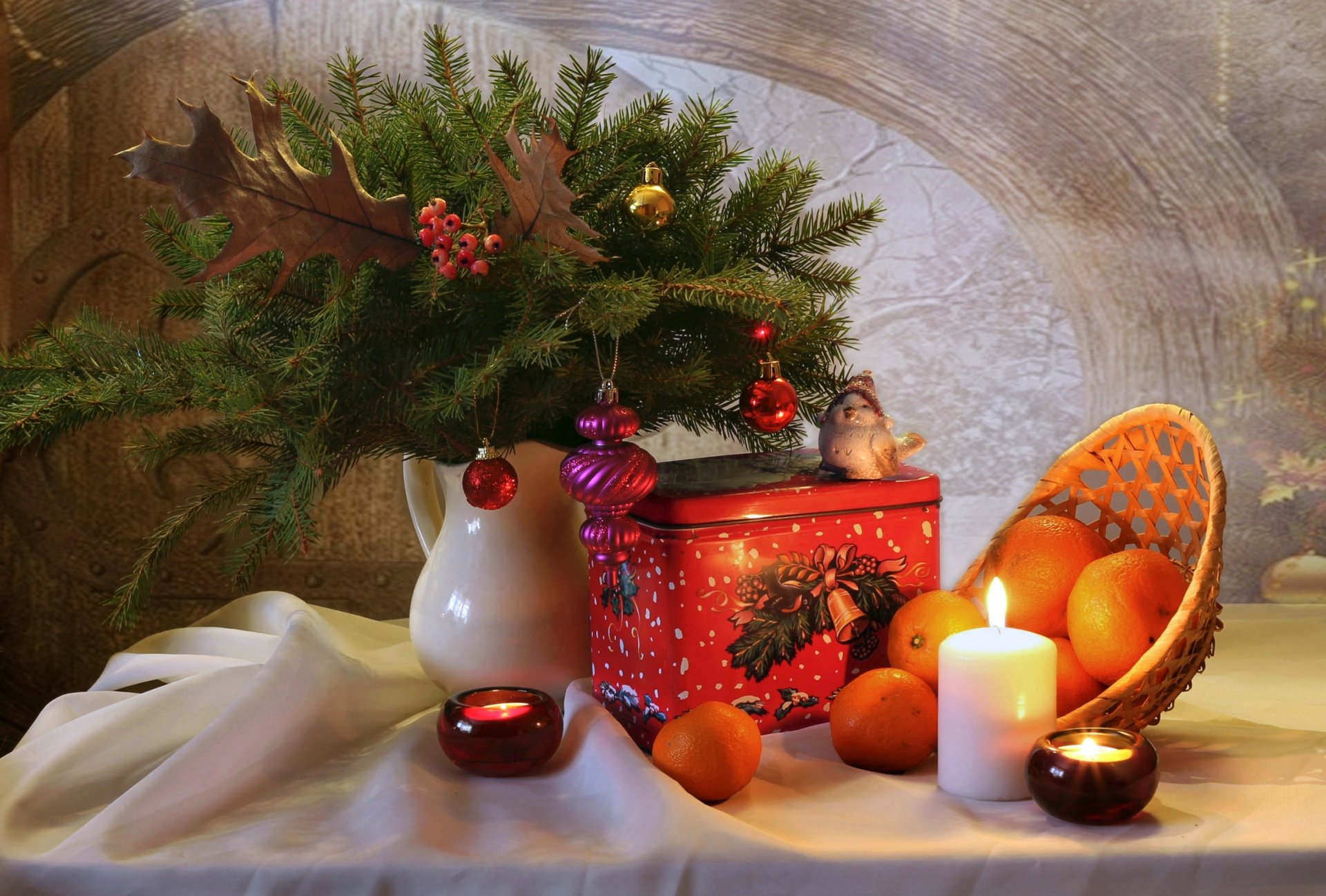 árbol de navidad juguetes mandarinas velas caja