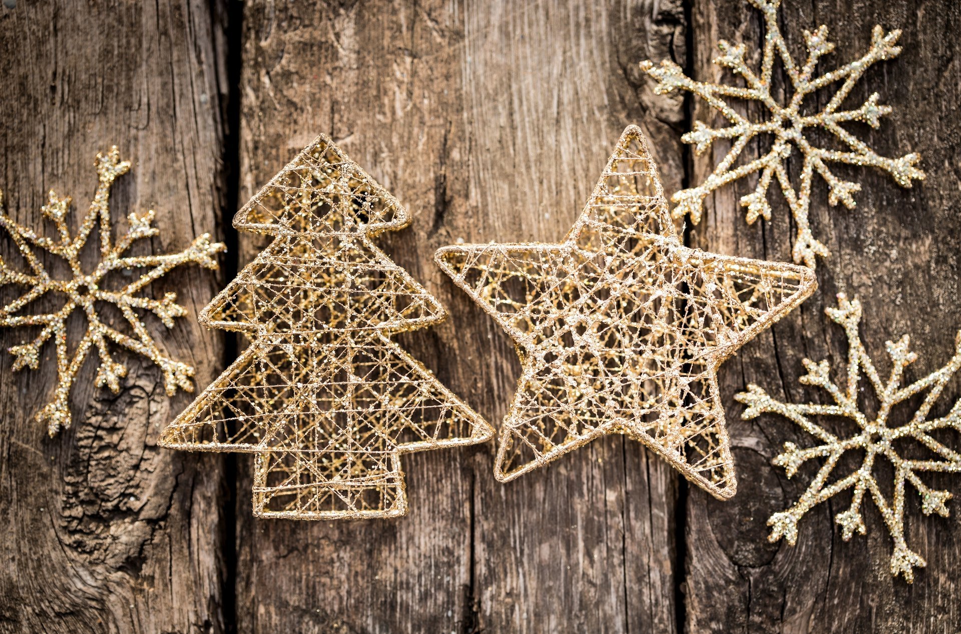 neujahr weihnachten spielzeug gold schneeflocken stern weihnachtsbaum landschaft hintergrund baum feiertage winter