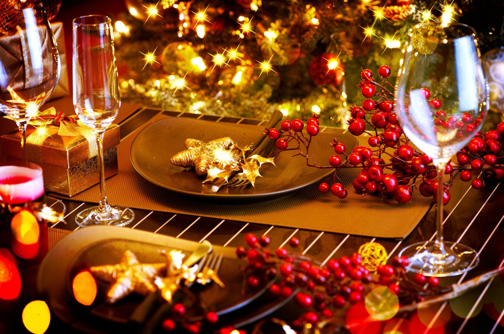 árbol de navidad luces mesa decoraciones platos vajilla electrodomésticos comedor copas de vino invierno vacaciones año nuevo navidad