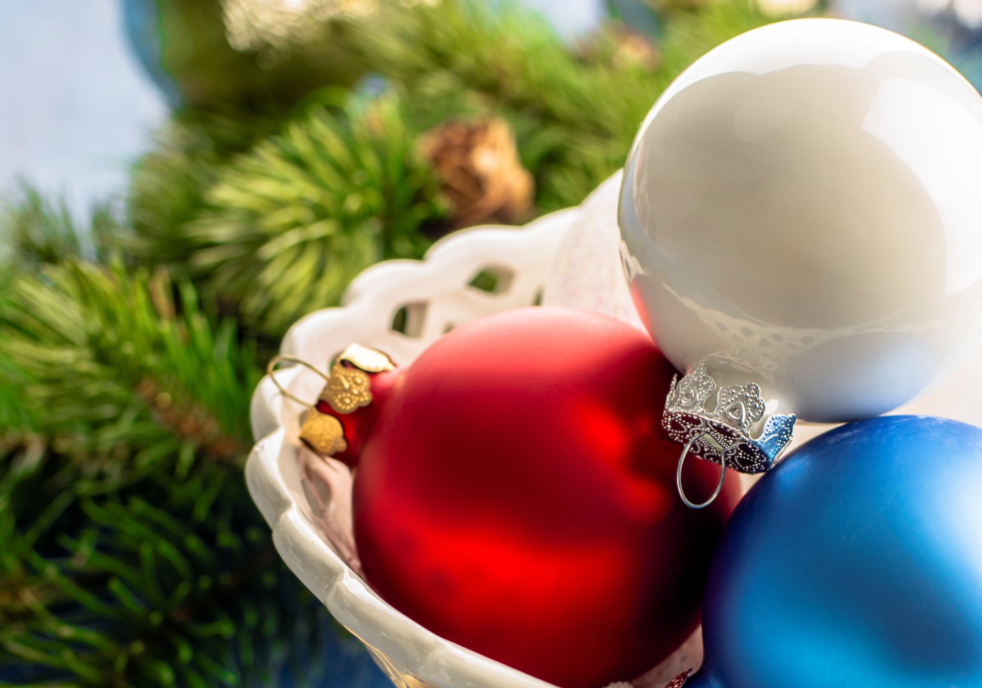 bolas blanco rojo azul juguetes árbol de navidad decoraciones ramas abeto vacaciones año nuevo navidad