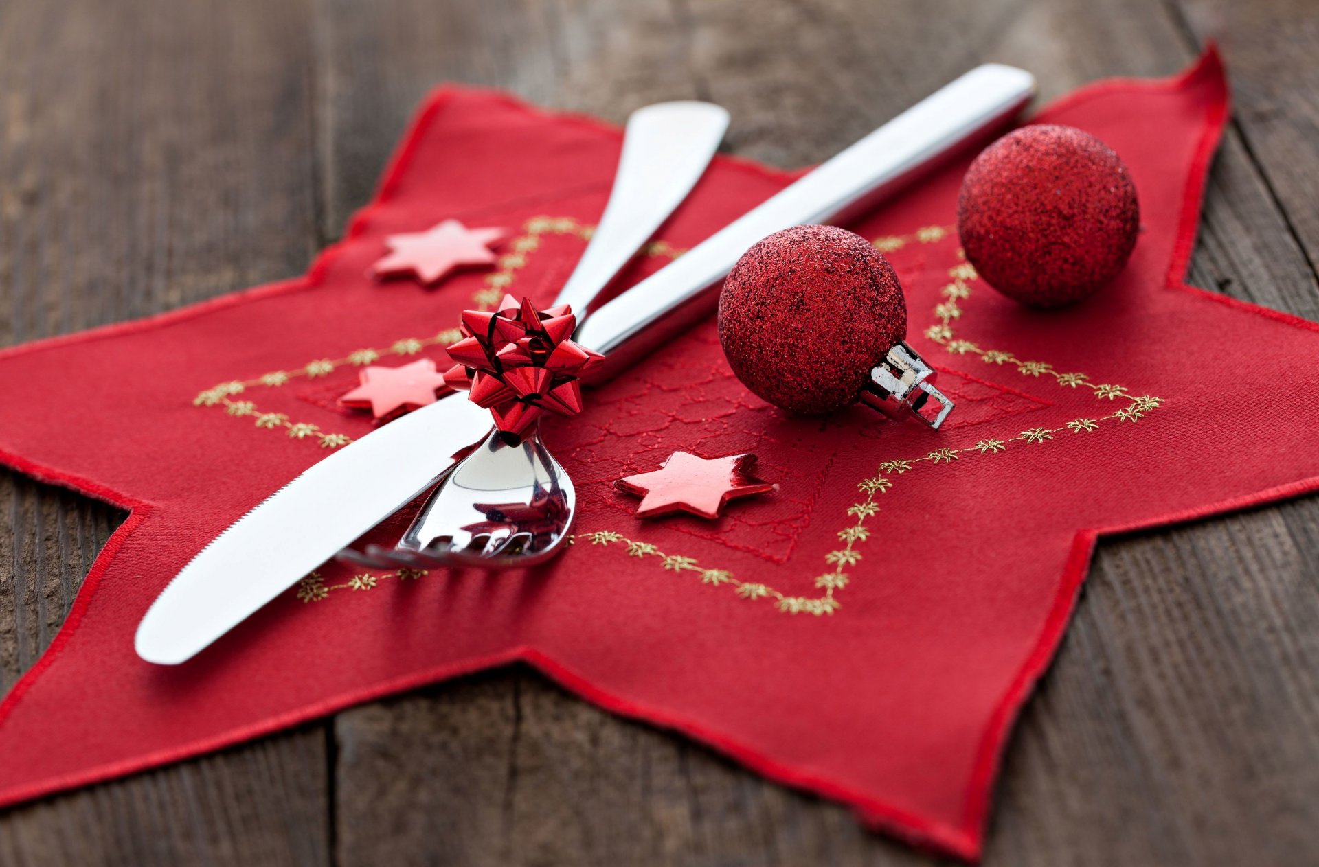 año nuevo vacaciones tenedor cuchillo decoraciones de año nuevo bola juguetes rojo fondo papel pintado pantalla ancha pantalla completa pantalla ancha