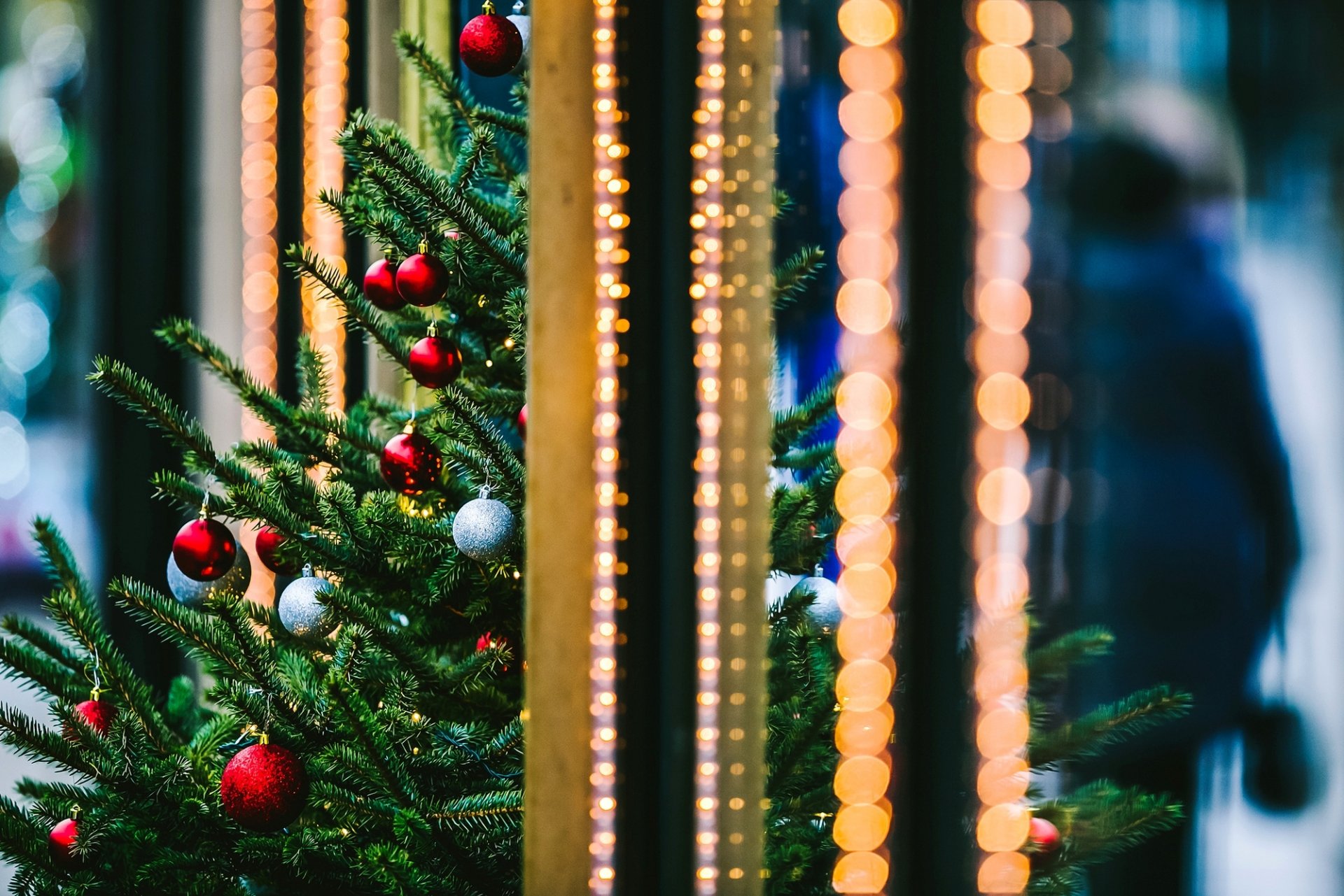 albero di natale abete rami giocattoli natale albero di natale palle rosso città bokeh luci inverno vacanze nuovo anno natale