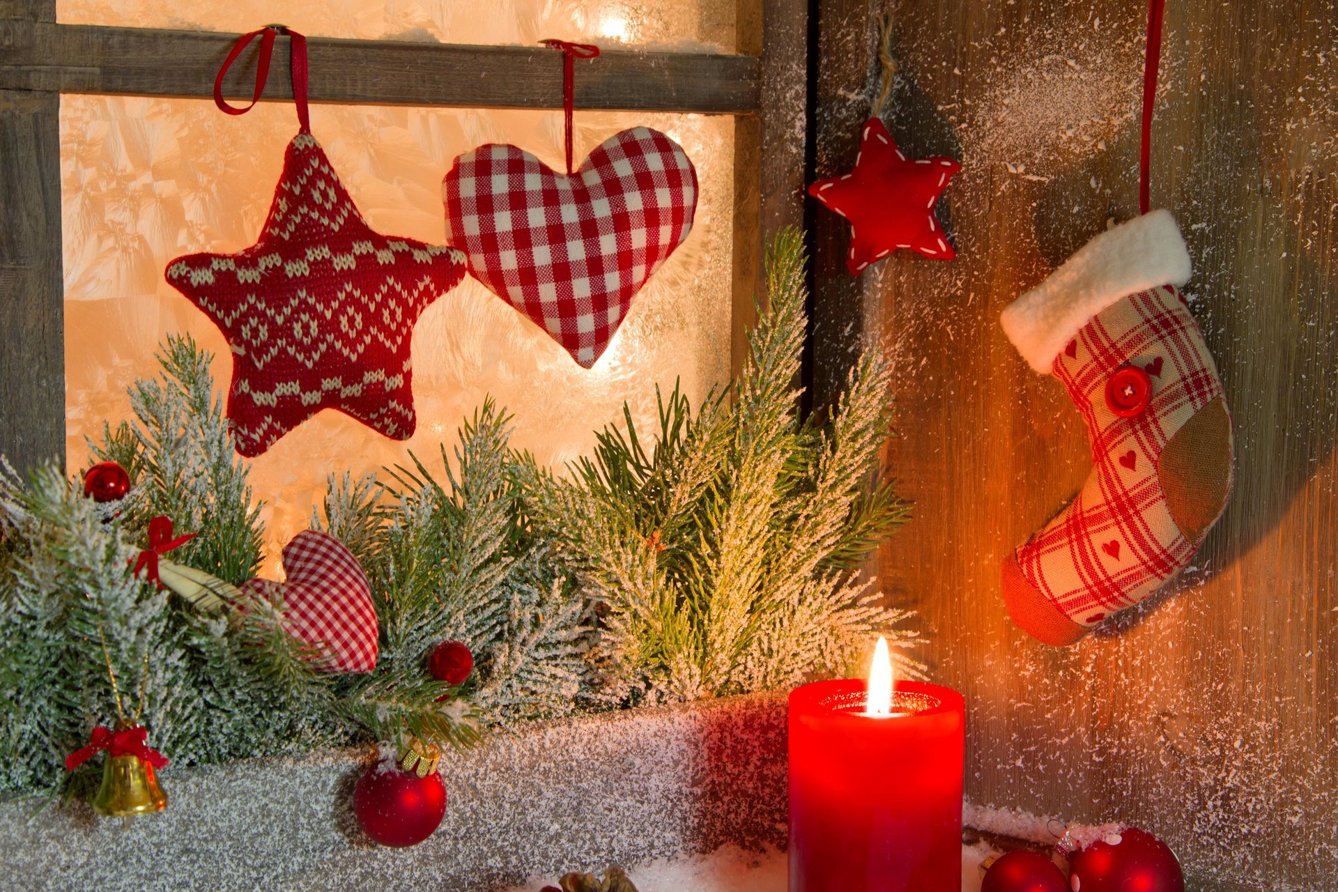 ventana nieve ramas abeto juguetes corazón corazón estrella bolas vela decoración invierno vacaciones año nuevo navidad