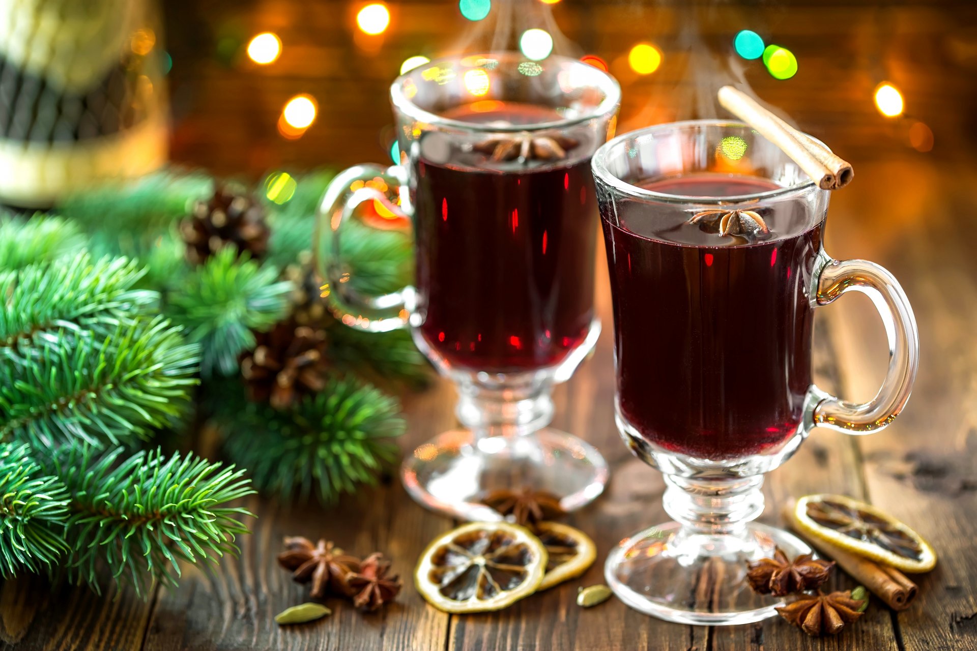 vin brulè vino bevanda limone spezie cannella bastoncini anice stellato anice stellato rami abete rosso coni vacanze inverno luci bokeh capodanno natale