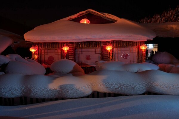 Vista invernale della cabina nei cumuli di neve