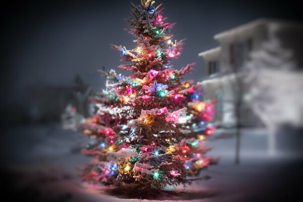 Weihnachtsbaum mit Girlanden und Luftballons