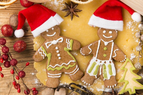 Ciasteczka w kształcie małych ludzików w czapkach Świętego Mikołaja