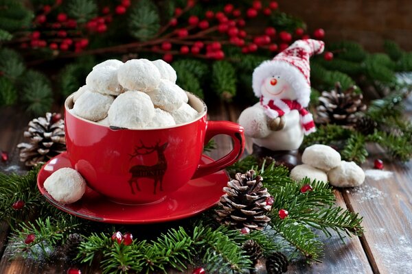 Dessert de Noël avec bonhommes de neige blanc