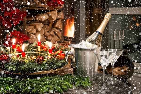 Свечи и шампанское на Новый год