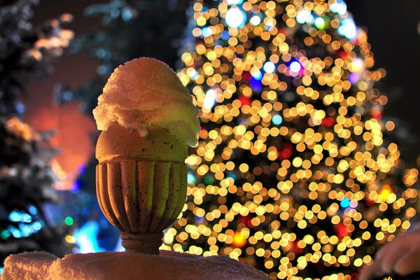 Luces brillantes en el árbol de Navidad