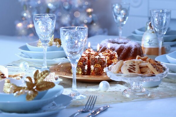 Cena festiva de Navidad con pasteles