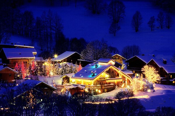 Pueblo en el parpadeo de las luces de Navidad