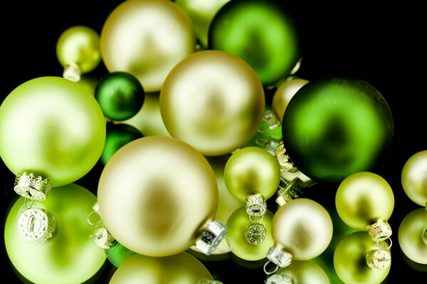 Grüne und gelbe Christbaumkugeln in der Farbe Weihnachten