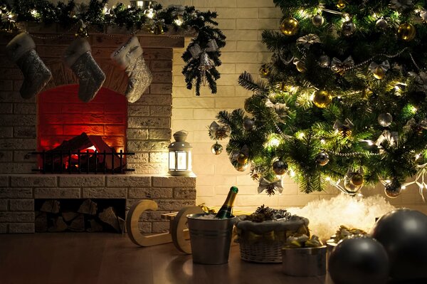 Árbol de Navidad junto a la chimenea