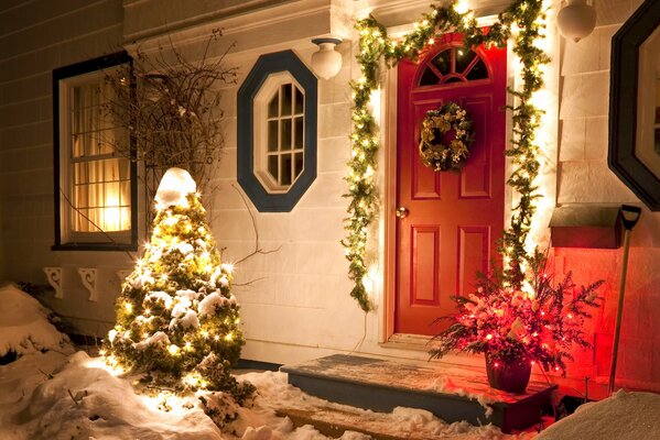 Geschmücktes Haus zu Weihnachten