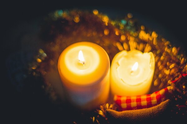 Dos velas sobre un fondo oscuro para el año nuevo