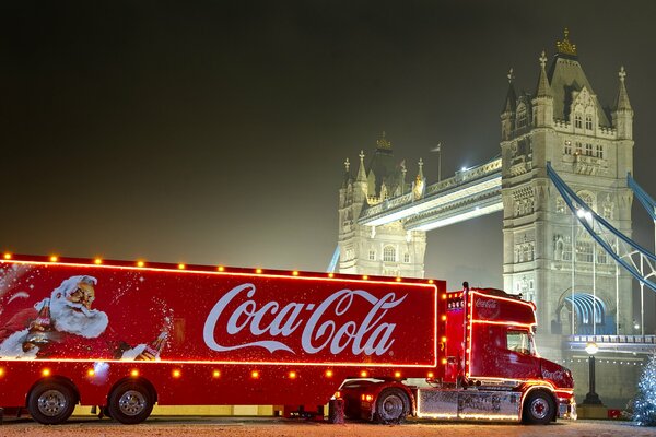 Camion di Coca Cola rosso brillante nella pubblicità di Capodanno