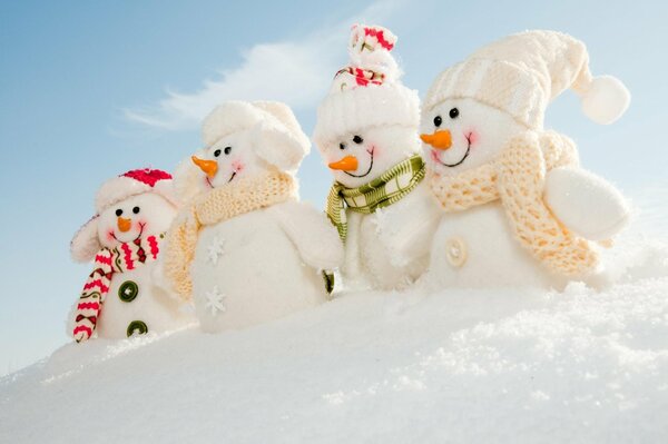 Sombreros de invierno en las cabezas de los muñecos de nieve