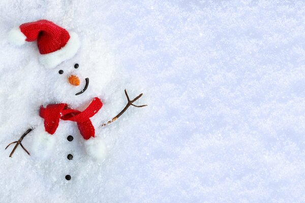 Joyeux bonhomme de neige dans une écharpe et un bonnet