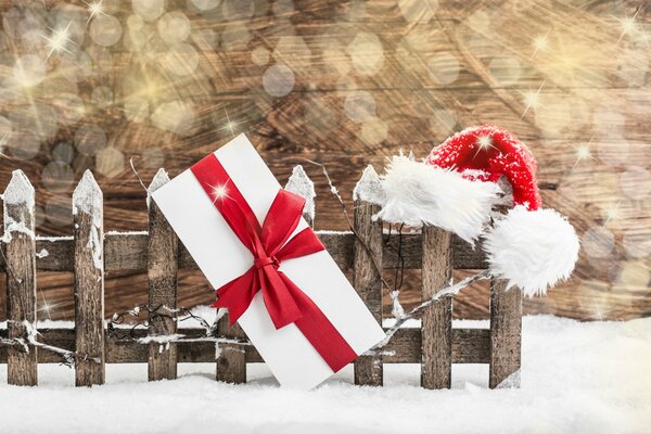 Regalo di Capodanno accanto al cappello di Babbo Natale